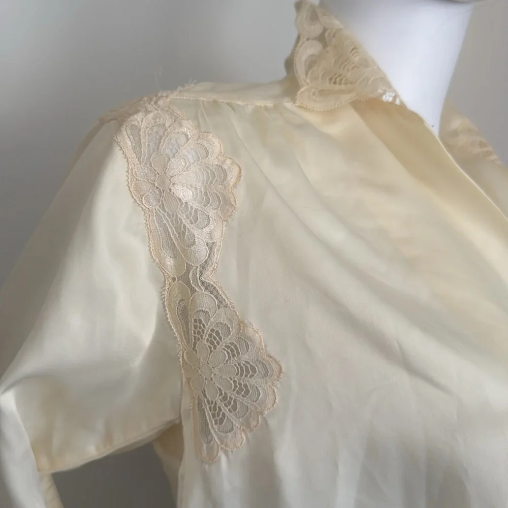 Feminine with beautiful lace detail. Made in the USA!
Travels well. - Picture 7 of 11